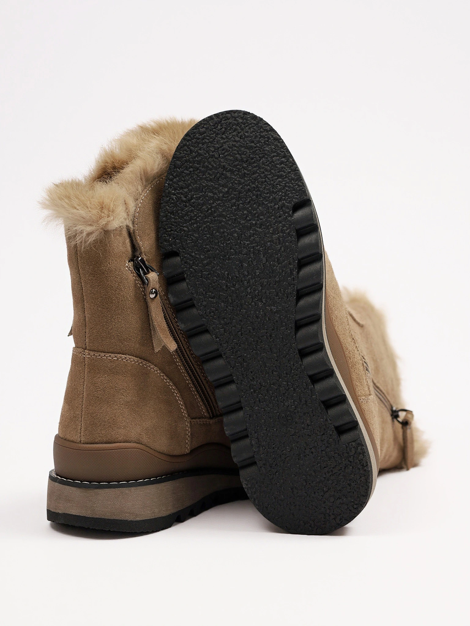 Ботинки бежевого цвета с двумя боковыми молниями